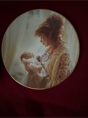 Reco Mother and Baby Decorative Collector Plate in Cream and Gold